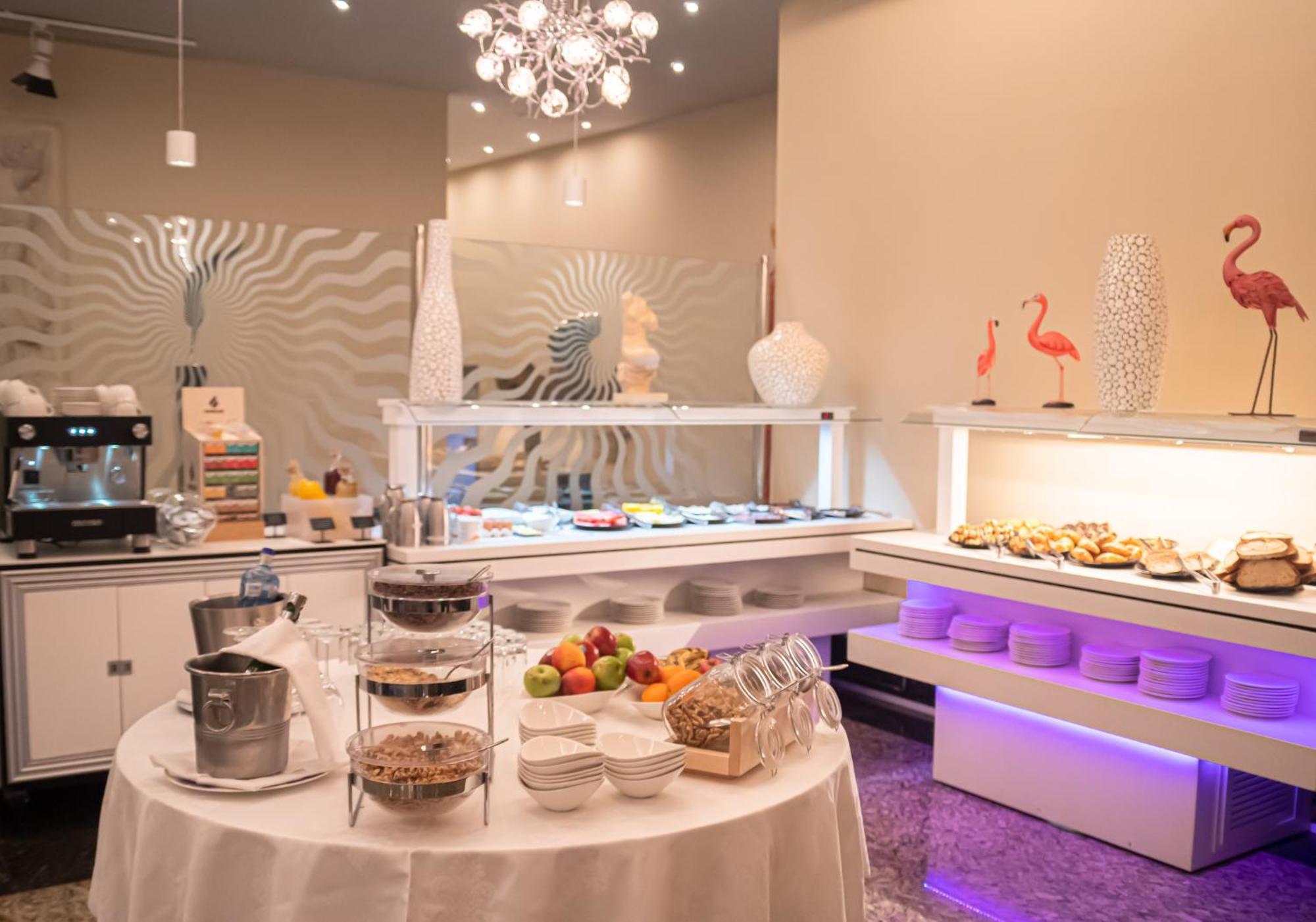 Hotel Princesa Parc Excellence Аринсал Екстериор снимка A buffet at a hotel