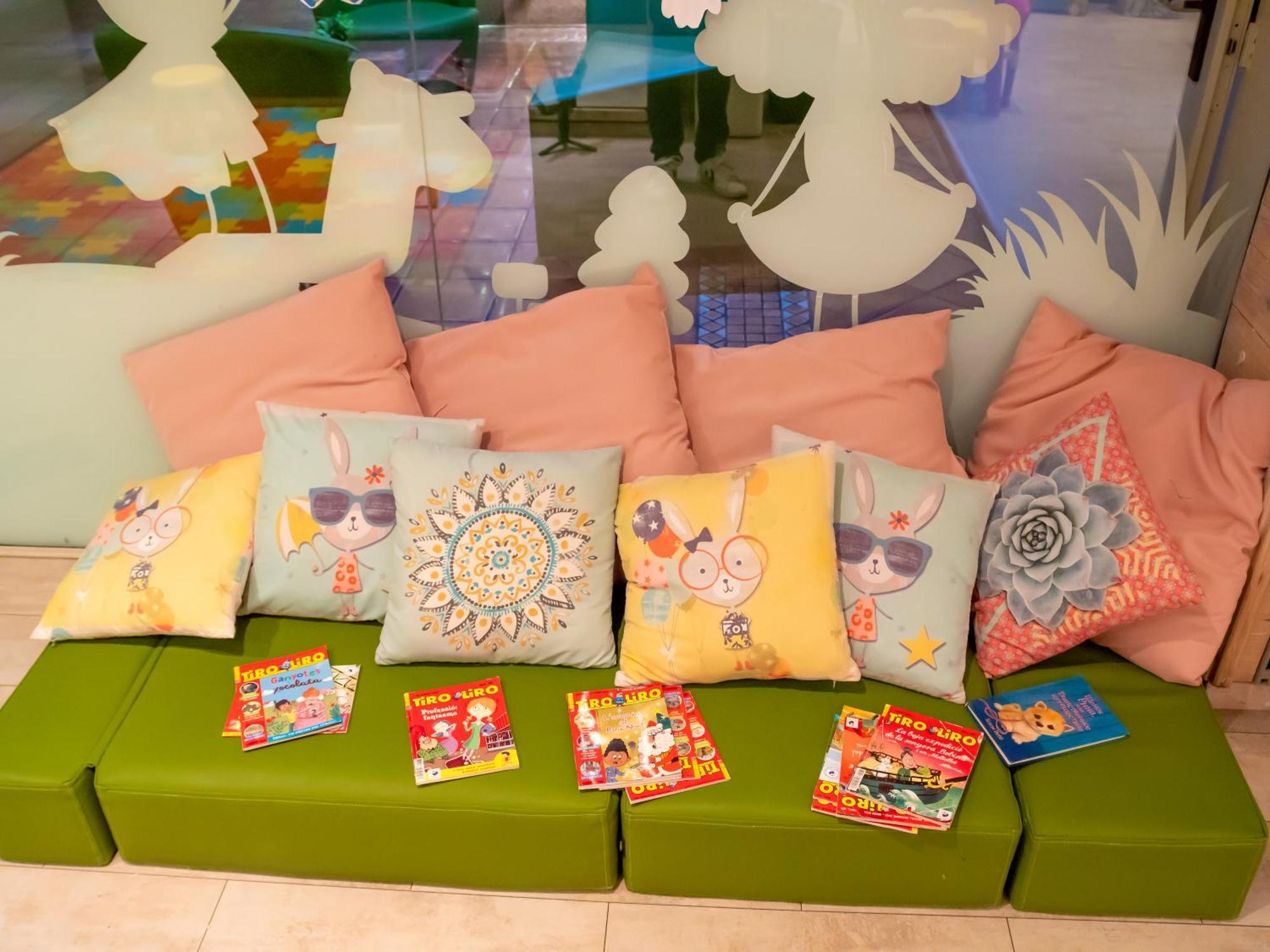 Hotel Princesa Parc Excellence Аринсал Екстериор снимка A children's reading area at a library in Moscow