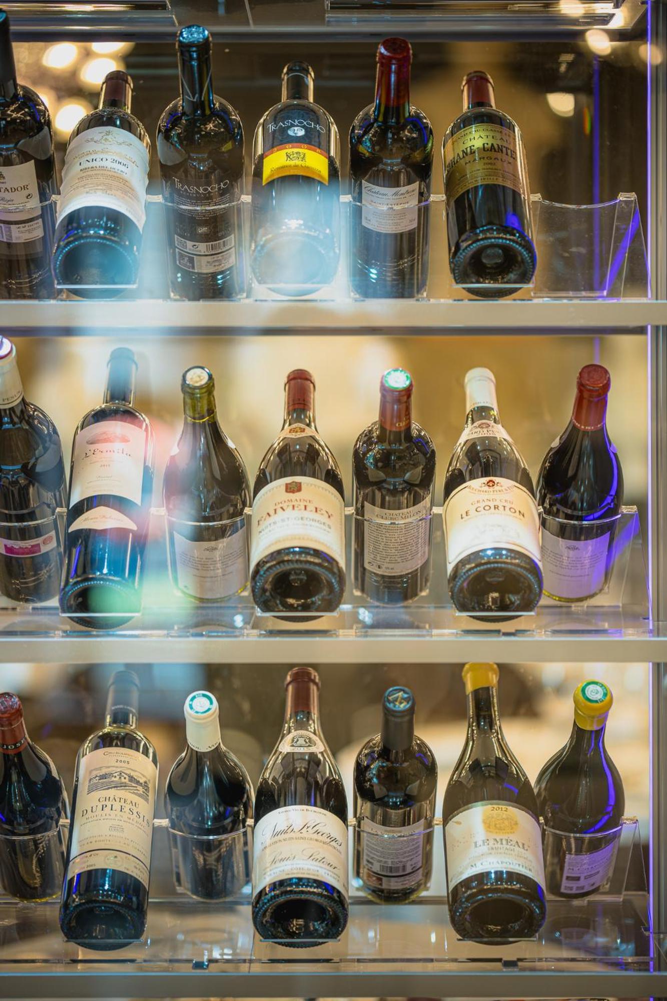 Hotel Princesa Parc Excellence Аринсал Екстериор снимка Wine bottles in a wine cooler